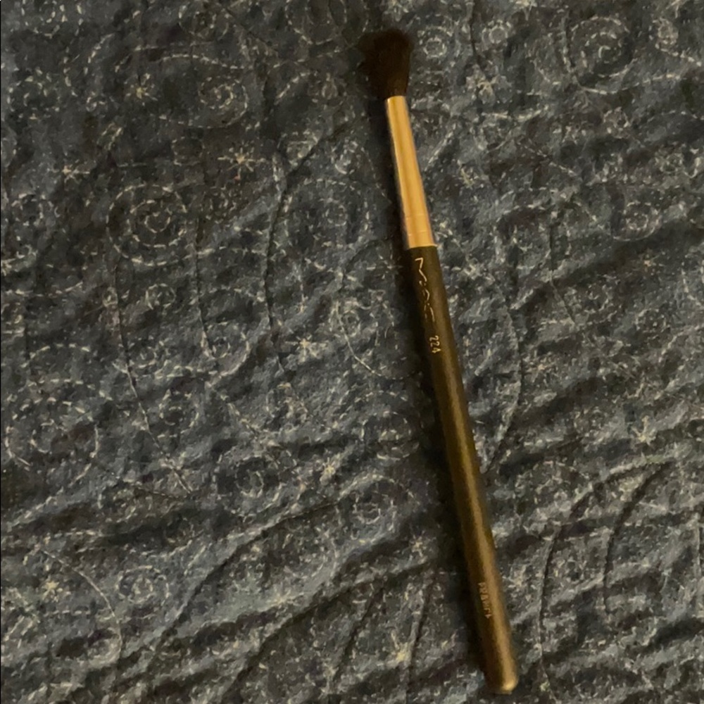 MAC 224 Tapered Blending Brush